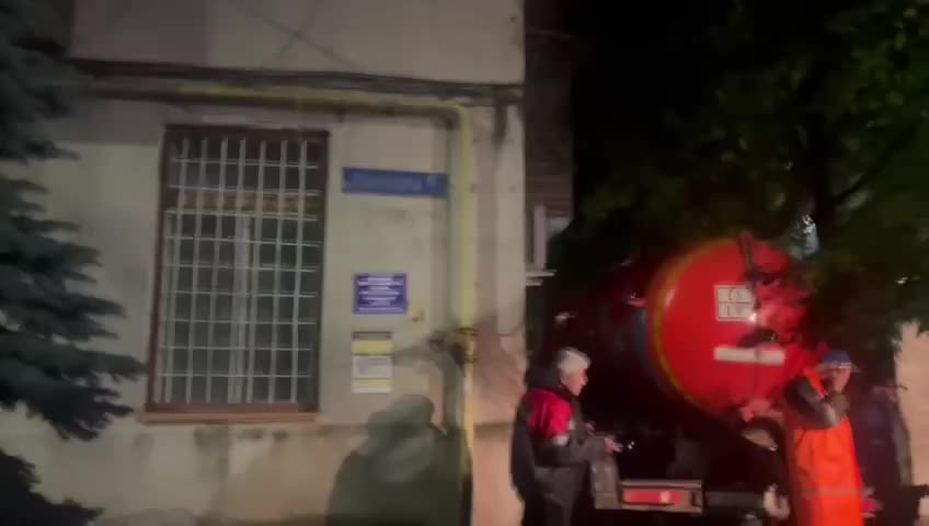 Во Владикавказе восстанавливают канализационную трубу после обвала грунта