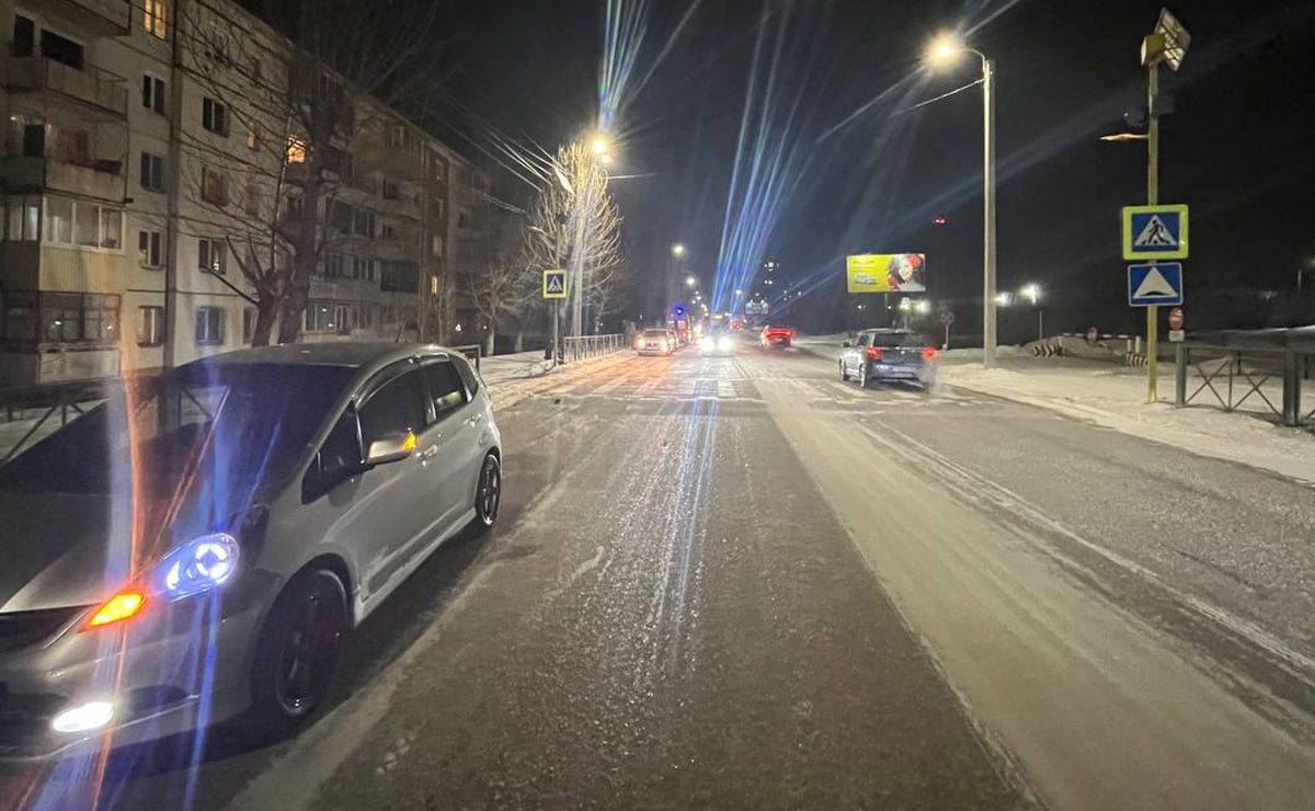 В Улан-Удэ вновь сбили двух несовершеннолетних.   ДТП произошло на улице Мокрова. 22-летний водитель «Хонды Фит» сбил 15-летних мальчика и девочку, переходивших дорогу по «зебре».   Девочке понадобилась госпитализация