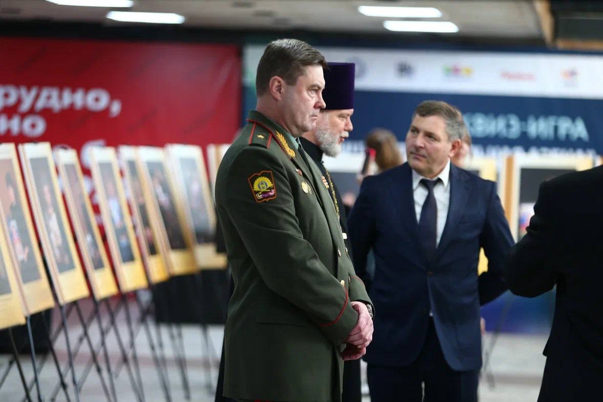 В краснодарском Доме книги открылась выставка фотопортретов матерей и жен, потерявших на СВО своих близких.    На выставке «Сердца, оставшиеся в строю» – около сотни фотографий женщин с изображениями сыновей и мужей, погибших во время проведения спецоперации. На снимках они – в кителях с наградами.  Память погибших воинов почтили минутой молчания.    С приветственным словом выступил заместитель губернатора Краснодарского края, атаман Кубанского казачьего войска Александр Власов.  «Выставка «Сердца, оставшиеся в строю» – наша дань памяти о всех военнослужащих, в том числе и добровольцах, сражавшихся на полях спецоперации. <...> Каждая фотография символизирует любовь, верность и силу женщин, хранящих в своих сердцах память о своих близких, о защитниках Родины, несмотря на боль утраты. Чтить память всех, кто не пожалел своих жизней для нашего настоящего и будущего, – самое малое, что мы можем сделать для героев», – сказал атаман.  Выставка организована региональным филиалом фонда «Защитники Отечества», Кубанским казачьим войском, региональным отделением «Союза армян России», Комитетом семей воинов Отечества Краснодарского края. Вход свободный.