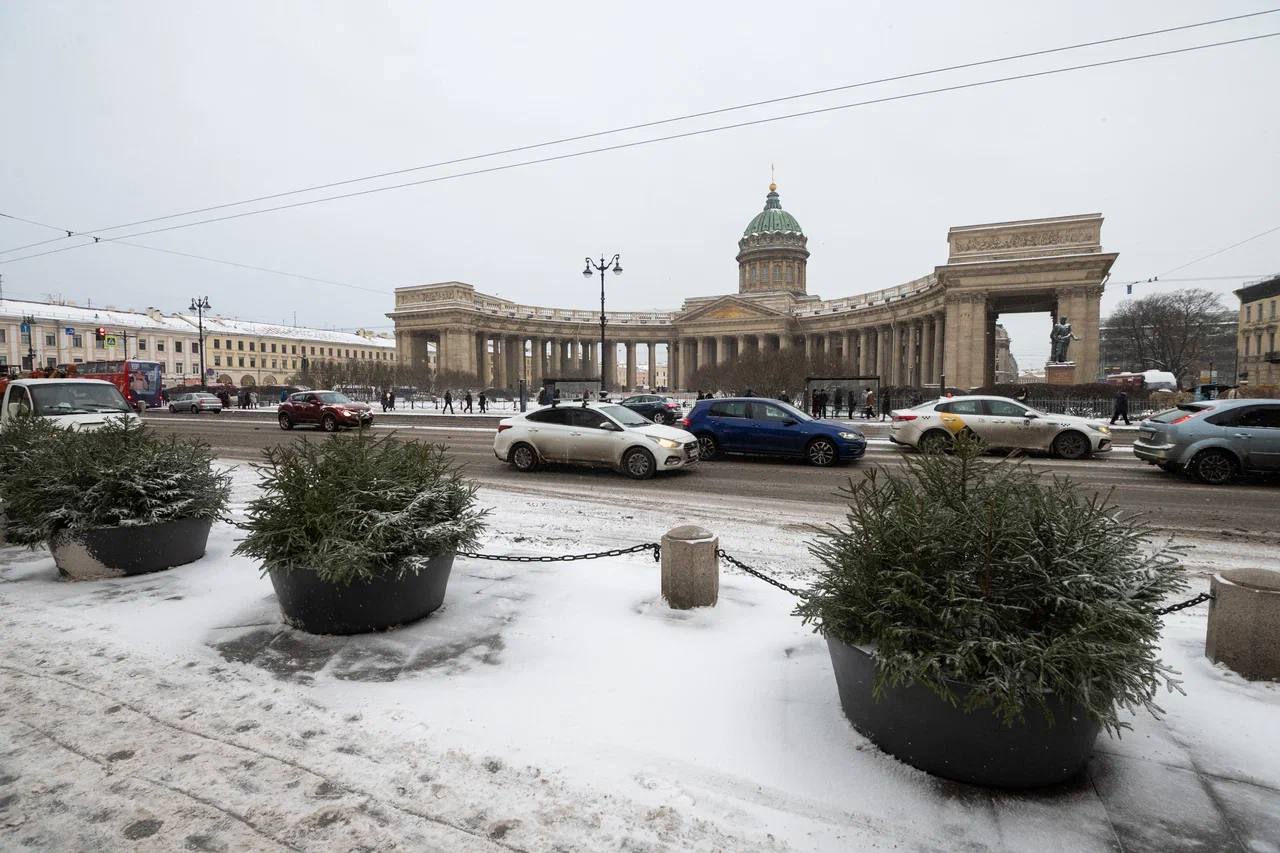 В Петербург идут снег и сильный ветер  Первая половина последней недели октября будет тёплой и дождливой, а вот во второй половине столбик термометра начнёт падать. А вместе с похолоданием в Петербург придут снег и сильный ветер. Об этом рассказал главный синоптик Северной столицы Александр Колесов на радио «Комсомольская правда».  Достаём валенки и пуховики.   : архив КП   : СПб