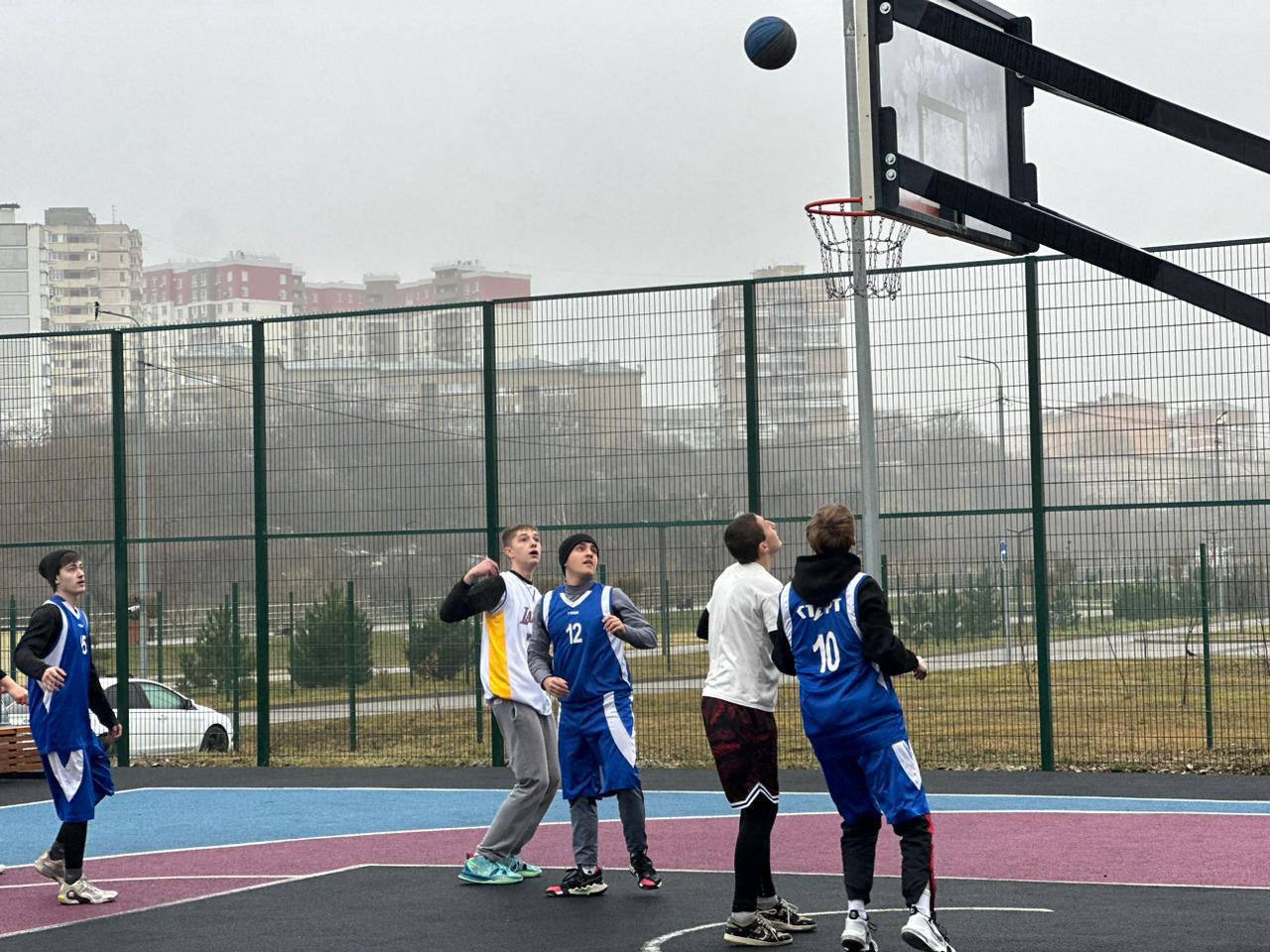 Первый на юге России фиджитал центр открылся в Кисловодске Фиджитал центр открылся 12 декабря в Кисловодске Он стал первым фиджитал центром на юге России сообщил в своем телеграм канале глава города Евгений Моисеев Новая площадка предназначена для развития фиджитал спорта который сочетает цифровые дисциплины и классические виды спорта Кисловодск традиционно ассоциируется с курортом парком и санаториями но теперь это и город современных направлений спорта и технологий Открытие первого фиджитал центра в Ставропольском крае именно в Кисловодске это большое событие в первую очередь конечно для нашей молодежи Здесь можно не просто заниматься спортом а осваивать новые форматы которые уже становятся частью большого спортивного движения отметил Моисеев По словам главы города с момента открытия в центре сформирована бесплатная группа для занятий фиджитал спортом также предусмотрены платные форматы для всех желающих Подписаться это Кавказ Сегодня