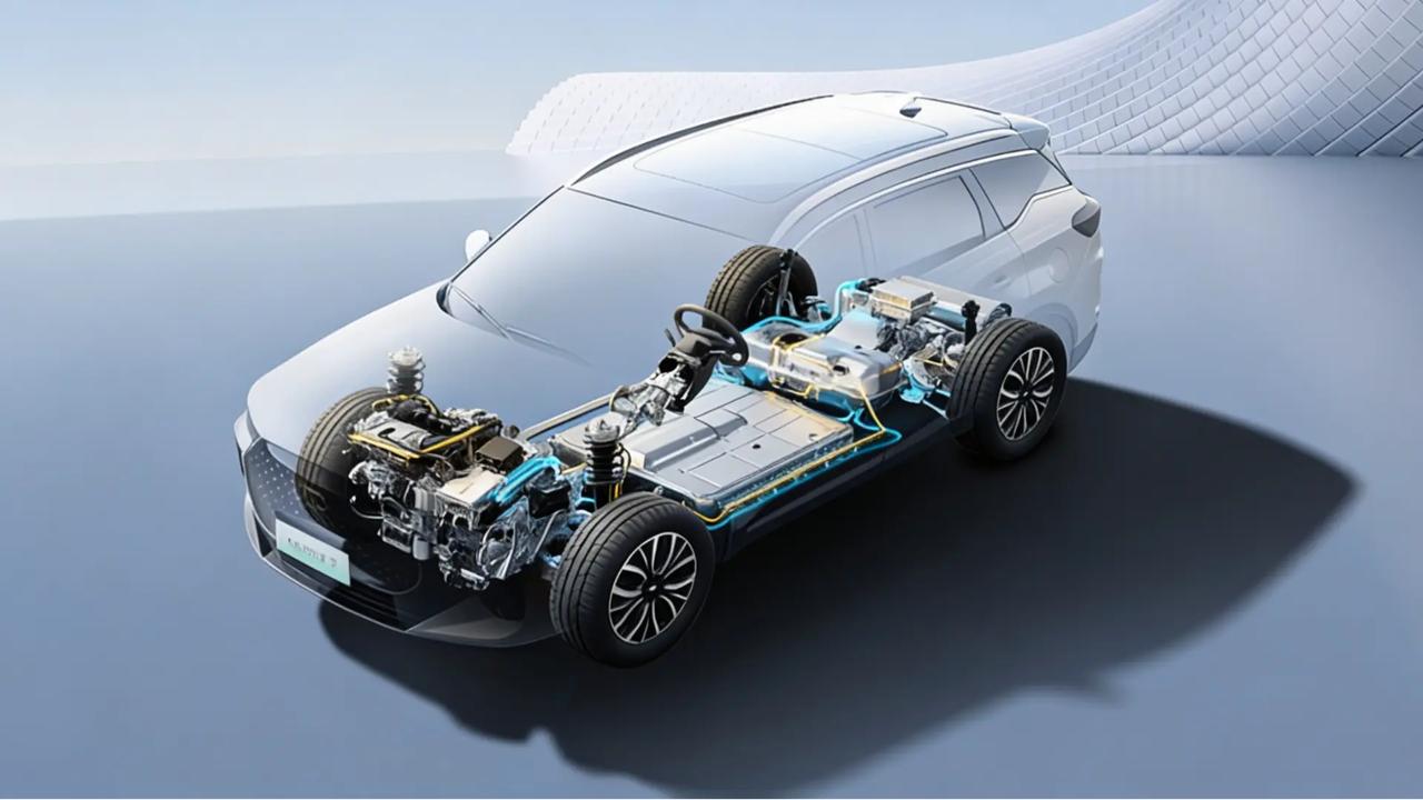 Китайский автопроизводитель Chery Automobile сообщил что впервые готовится ввести чистое электронное механическое торможение EMB в массовое производство в любой точке автомобильной промышленности Технология дебютирует в коммерческих целях в Exeed EX7 запуск которого запланирован на первый квартал этого года По словам Сюэёна инженерам Чери пришлось преодолеть серьезные препятствия связанные со временем отклика на уровне миллисекунд сверхточным спуком и чрезвычайной надежностью необходимой для системы требующей критической безопасности Компания считает что EMB будет основой будущих программно определяемых и автономных транспортных средств