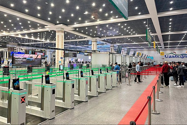 В зале прилета ташкентского аэропорта внедрена система E Gate В зале прилета международного аэропорта Ташкента запущена автоматизированная система паспортного контроля E Gate Об этом сообщает AVIA RU со ссылкой на данные Uzbekistan Airports Новая зона оснащена восемью электронными коридорами предназначенными для граждан Республики Узбекистан Пассажиру достаточно приложить биометрический паспорт к считывателю и пройти процедуру распознавания лица после подтверждения личности турникет автоматически открывается Весь процесс занимает порядка 15 20 секунд Впервые система E Gate была внедрена в аэропорту Ташкента в 2023 году в зале вылета международного терминала С учетом нового участка общее количество автоматизированных пропускных линий в воздушной гавани столицы достигло 20 единиц aviaru net n289702