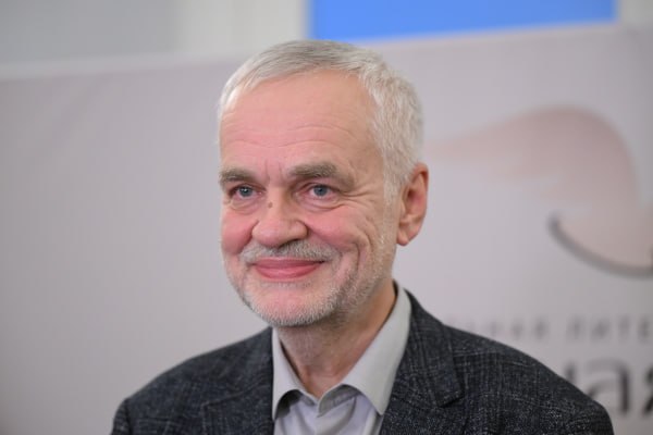 Писатель Алексей Варламов станет автором текста Тотального диктанта 2026 На традиционном марафоне всемирной просветительской акции он приоткрыл тайну своего нового сочинения Текст будет касаться личности Александра Сергеевича Пушкина Если уж делать текст диктанта то это должен быть текст про Пушкина Потому что не будь Пушкина не было бы ни диктанта ни языка ни нас с вами какие мы есть вообще не было бы ничего сказал писатель во время марафона По его словам в судьбе поэта есть всё ещё неразгаданная страница это детство Мой текст будет посвящён детству Пушкина подытожил писатель Подпишись на Говорит Москва