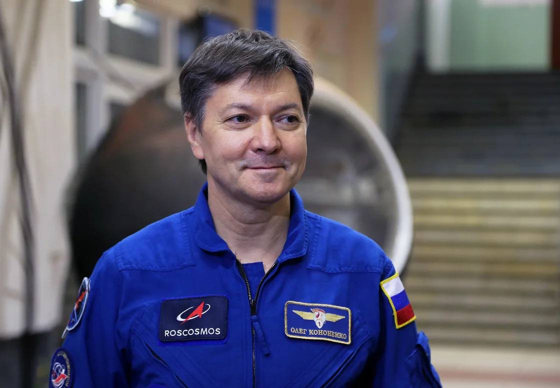 Олег Кононенко возглавит Центр подготовки космонавтов Герой России Олег Кононенко с 10 ноября будет исполнять обязанности начальника Центра подготовки космонавтов ЦПК имени Ю А Гагарина Об этом сообщили в Роскосмосе Должность начальника ЦПК по собственному желанию покидает Максим Харламов он руководил центром с 2021 года Олег Кононенко работает в ЦПК с 2013 года занимал должность замначальника центра Олег Кононенко родился 21 июня 1964 года в Чарджоу Туркменской ССР После окончания института в 80 х начал трудиться инженером в Центральном специализированном конструкторском бюро в Куйбышеве ЦСКБ Прогресс РКЦ Прогресс где позже занял должность ведущего инженера конструктора С июня 1996 года по март 1998 года проходил общекосмическую подготовку в ЦПК им Ю А Гагарина 20 марта 1998 года решением Межведомственной квалификационной комиссии Олегу Кононенко присвоена квалификация космонавт испытатель Он совершил 5 полетов в космос и сейчас удерживает рекорд по суммарному нахождению в космосе 1110 дней 14 часов и 57 минут kommersant volga