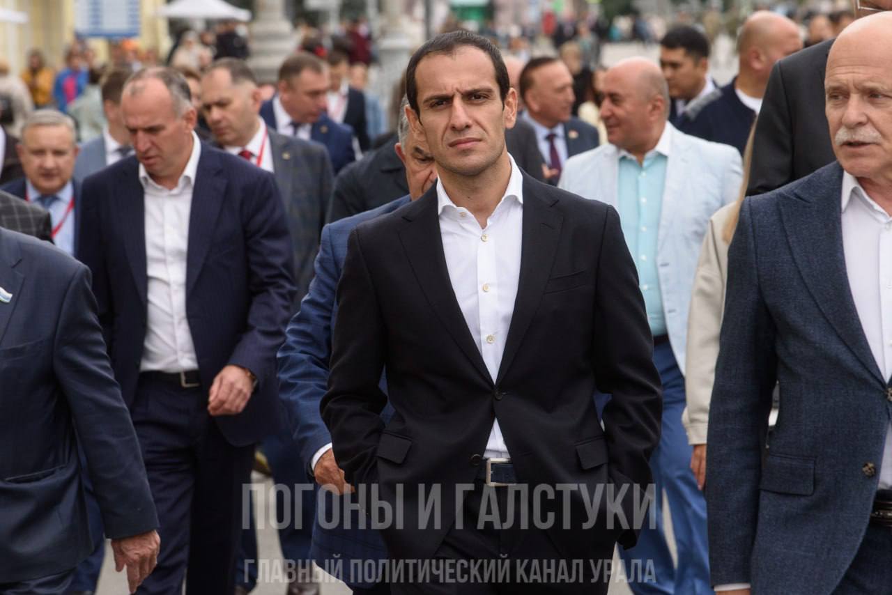 Власти Армении отзывают из Екатеринбурга своего почетного консула Спартакяна. По данным ПиГ, причиной стало его несогласие с критикой руководства Армении в адрес апостольской церкви и арестом мецената Карапетяна, который встал на ее защиту. Сам Спартакян отметил, что остается жить в Екатеринбурге и по возможности будет помогать свердловчанам и армянской общине и без статуса почетного консула. В консульский округ Спартакяна, который занимал должность с 2018 года, помимо Свердловской области входят Пермский край и Челябинская область. «Любые действия против Армянской апостольской церкви, как важного фундамента духовного единства всех армян, считаю недопустимыми» — добавил Спартакян. На его позицию относительно ареста мецената он ответил, что как и все армяне очень уважает Карапетяна. Главный политический канал Урала