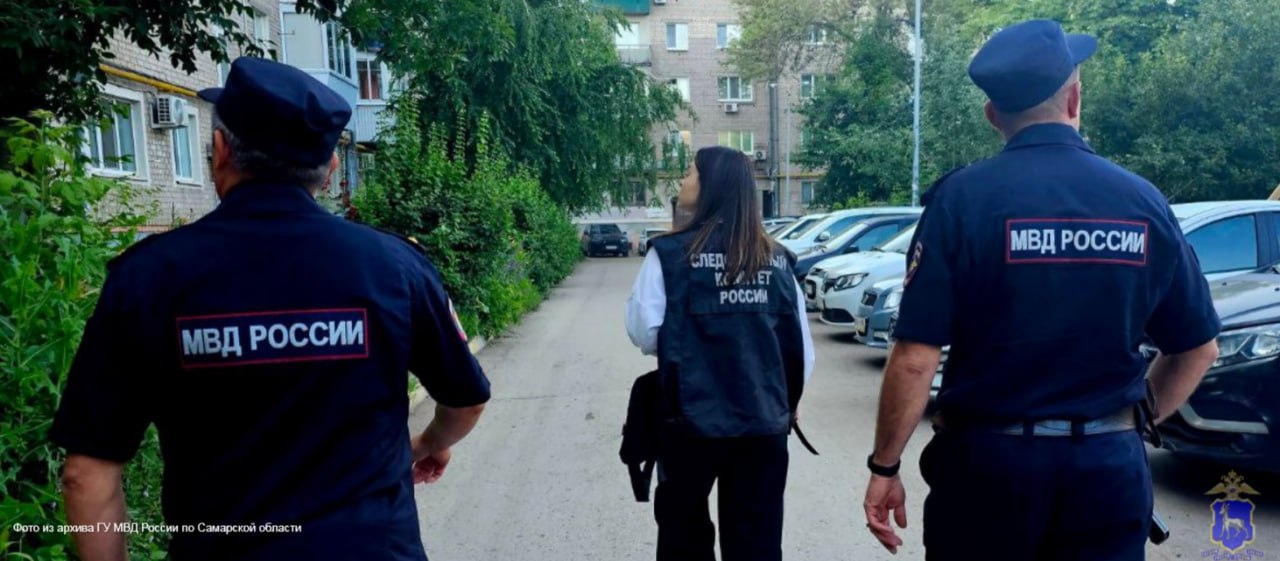 В Самаре полицейские задержали подозреваемого в совершении преступления против половой неприкосновенности. В конце июля текущего года в дневное время в полицию поступило сообщение о нападении неизвестного мужчины на 17-летнюю жительницу областного центра. Потерпевшая предоставила описание мужчины, который совершил в отношении нее преступление против половой неприкосновенности, после чего скрылся в неизвестном направлении. С целью установления подозреваемого лица сотрудники полиции во взаимодействии со следователями СУ СК России по Самарской области осмотрели место происшествия, изучили записи с камер видеонаблюдения и приняли меры по установлению возможных очевидцев. Полицейские обратили внимание на то, что злоумышленник, согласно собранной информации, имел при себе бутылку алкогольного напитка. В результате проверки более 100 торговых точек, оперативники установили магазин, где он приобрел спиртное.  В ходе оперативно-разыскных мероприятий сотрудники отдела полиции по Кировскому району УМВД России по г. Самаре совместно с коллегами из городского Управления МВД России задержали наркозависимого ранее привлекавшегося к уголовной ответственности за кражу и угон транспортного средства жителя соседнего региона 1995 года рождения на территории Советского района в одной из клиник, где он проходил лечение от зависимости.  Следователями следственных органов возбуждено уголовное дело по признакам преступления, предусмотренного частью 3 статьи 132 УК РФ.  Сотрудники полиции обеспечивают оперативное сопровождение расследования уголовного дела.