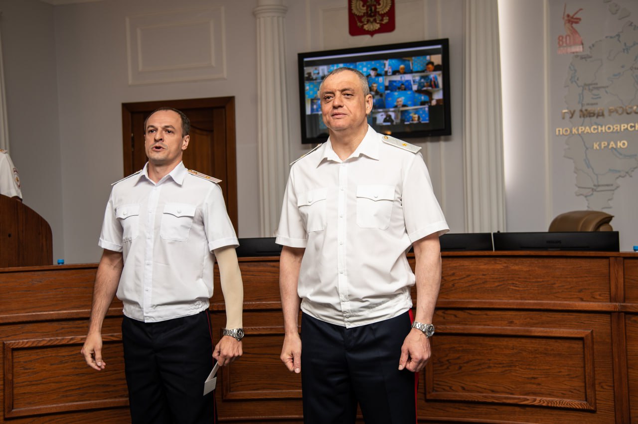 Начальник краевого Главка наградил денежными премиями троих полицейских за стойкую антикоррупционную позицию  В ГУ МВД России по Красноярскому краю прошло награждение троих сотрудников полиции, проявивших стойкую антикоррупционную позицию во время выполнения служебных обязанностей. Мероприятие состоялось в торжественной обстановке в присутствии руководителей аппарата Главка и представителей территориальных органов внутренних дел  в режиме видеоконференции .  Приказом руководителя Главного управления МВД России по Красноярскому краю Александра Соловьёва за добросовестную службу денежной премии удостоились начальник отделения Отдела по контролю за оборотом наркотиков МУ МВД России «Красноярское» Максим Купа, полицейский патрульно-постовой службы Отдела полиции №10  МУ МВД России «Красноярское» Андрей Тикутов и инспектор дорожно-патрульной службы полка ДПС МУ МВД России «Красноярское» Александр Видяпин.   Каждый из сотрудников полиции отказался от незаконного денежного вознаграждения за сокрытие преступления.   Так, Максим Купа пресек попытку дачи взятки в сумме 250 000 рублей от задержанной за сбыт наркотических веществ. Александр Видяпин отказался от 75 000 рублей, предложенных ему водителем, который имел признаки алкогольного опьянения. Андрей Тикутов сообщил в дежурную часть о том, что задержанный мигрант попытался уйти от административной ответственности за 16 000 рублей. Обо всех попытках дачи взятки полицейские немедленно доложили руководству.   ‍  В отношении каждого взяткодателя возбуждено уголовное дело.       ГУ МВД России по Красноярскому краю