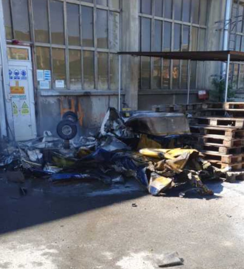 В Араде, Румыния, в промышленной зоне упал легкомоторный самолёт  Он разбился во дворе фабрики на улице Калея Аурел Влайку. На борту находились двое мужчин, оба погибли. На месте работают пожарные, спасатели и полиция, причины катастрофы выясняются.