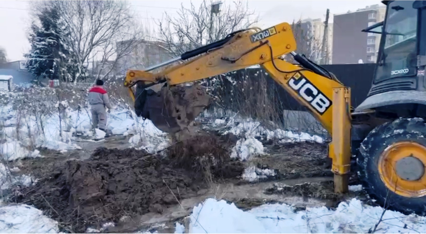 Авария оставила без воды часть Балабанова Очередные проблемы с водоснабжением в городе вызваны коммунальной аварией Жильцы четырех многоквартирных домов сидят без воды еще с утра 1 января В свете происходящего на месте порыва на сетях водоснабжения помимо коммунальщиков работает и прокуратура Правоохранители заверили что будут следить за ситуацией до устранения аварии и подачи воды в дома