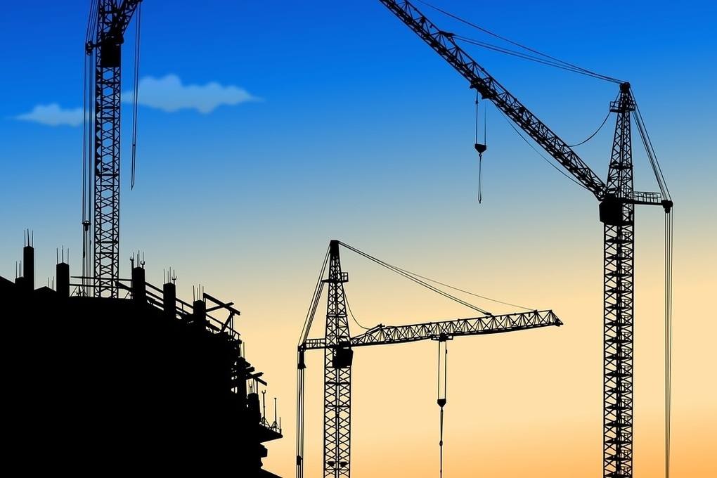 Уральские ученые разработали технологию удешевления строительства Специалисты УрФУ создали инновационный метод гидроизоляции фундаментов позволяющий сократить затраты на строительство Уральские ученые разработали технологию удешевления строительства Технология предполагает использование специальной цементной смеси которая равномерно распределяется по арматуре с помощью запатентованного устройства с лопастями и стойками Практические испытания показали что слой смеси толщиной всего 2 мм повышает водонепроницаемость бетона более чем в два раза При площади фундамента 1000 м² экономия составляет от 140 до 400 тысяч рублей в зависимости от количества слоёв изоляции пишет ИА Уральский меридиан Технология уже будет применена одной из строительных компаний на действующей стройке Это решение не только сокращает расходы но и обеспечивает более надежную защиту по сравнению с традиционными рулонными материалами Источник obltv ru