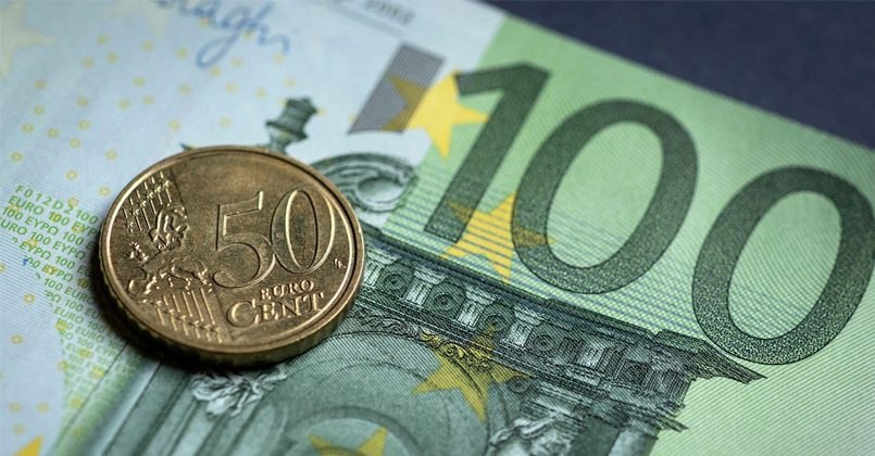 Министр финансов Литвы Римантас Шаджюс предупредил, что без реформ в налоговой и бюджетной сферах государственный долг страны может превысить допустимые уровни уже в ближайшие годы. По словам Шаджюса, если не предпринимать меры, то к концу 2027 года долг Литвы превысит 60% ВВП, что нарушит Маастрихтские критерии ЕС. В долгосрочной перспективе при сохранении текущей политики этот показатель может достичь 200% ВВП уже к 2040 году. В качестве выхода министр предложил комплексную налоговую реформу, включающую новый налог на недвижимость, прогрессивный подоходный налог, пересмотр налога на прибыль бизнеса и сокращение расходов. «Государственный долг — это как езда по извилистой дороге. Если вы потеряете контроль, последствия будут очень дорогими», — добавил политик.