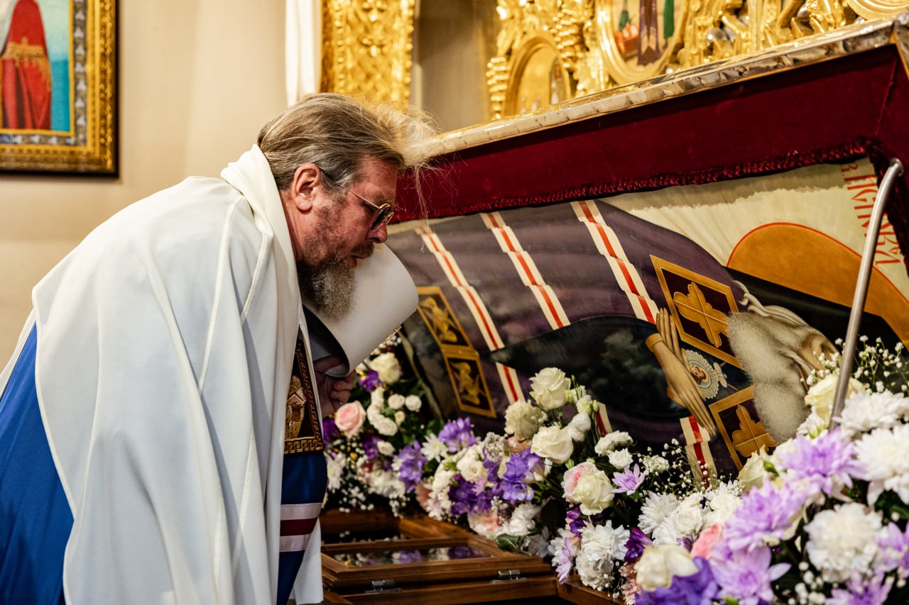 17 марта, в канун дня памяти обретения мощей святителя Луки  Войно-Ясенецкого , митрополит Симферопольский и Крымский Тихон возглавил Всенощное бдение в Свято-Троицком женском монастыре г. Симферополя.  Правящему архиерею сослужили: благочинный Симферопольского городского церковного округа, и.о. ректора Таврической духовной семинарии иеромонах Андрей  Коротков , духовенство обители.   За Богослужением молились и.о. игумении Свято-Троицкого женского монастыря монахиня Ефросиния  Вислова  с сестрами обители, прихожане и паломники монастыря.  Пресс-служба Крымской митрополии  Фото: Станислав Ефимов    Фотоальбом