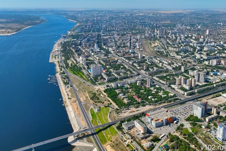 Бюджету Волгограда добавят миллиард на образование и капстроительство В Волгоградскую городскую думу внесён проект постановления, корректирующий параметры городского бюджета на 2025 год. Доходы казны увеличатся на 1,1 млрд рублей до 43,3 млрд рублей. Рост обеспечат как налоговые и неналоговые поступления в размере 611,2 млн рублей, так и безвозмездные перечисления из вышестоящих бюджетов в размере 508 млн рублей. Львиная доля средств будет направлена на обеспечение деятельности образовательных учреждений. Оставшиеся финансы депутатам предлагается направить на несколько инфраструктурных проектов. Так, дополнительное деньги пойдут на реконструкцию проезжей части ул. Шурухина и строительство школы на территории микрорайона Родниковая долина.