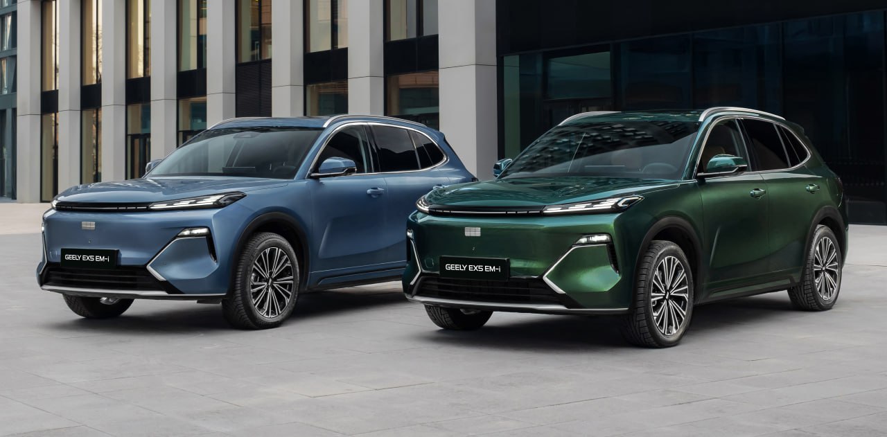 Кроссовер Geely EX5 EM i с установкой типа подзаряжаемый гибрид официально выходит на рынок РФ новинка будет предлагаться в двух фиксированных комплектациях по ценам 3 569 990 и 3 869 990 рублей