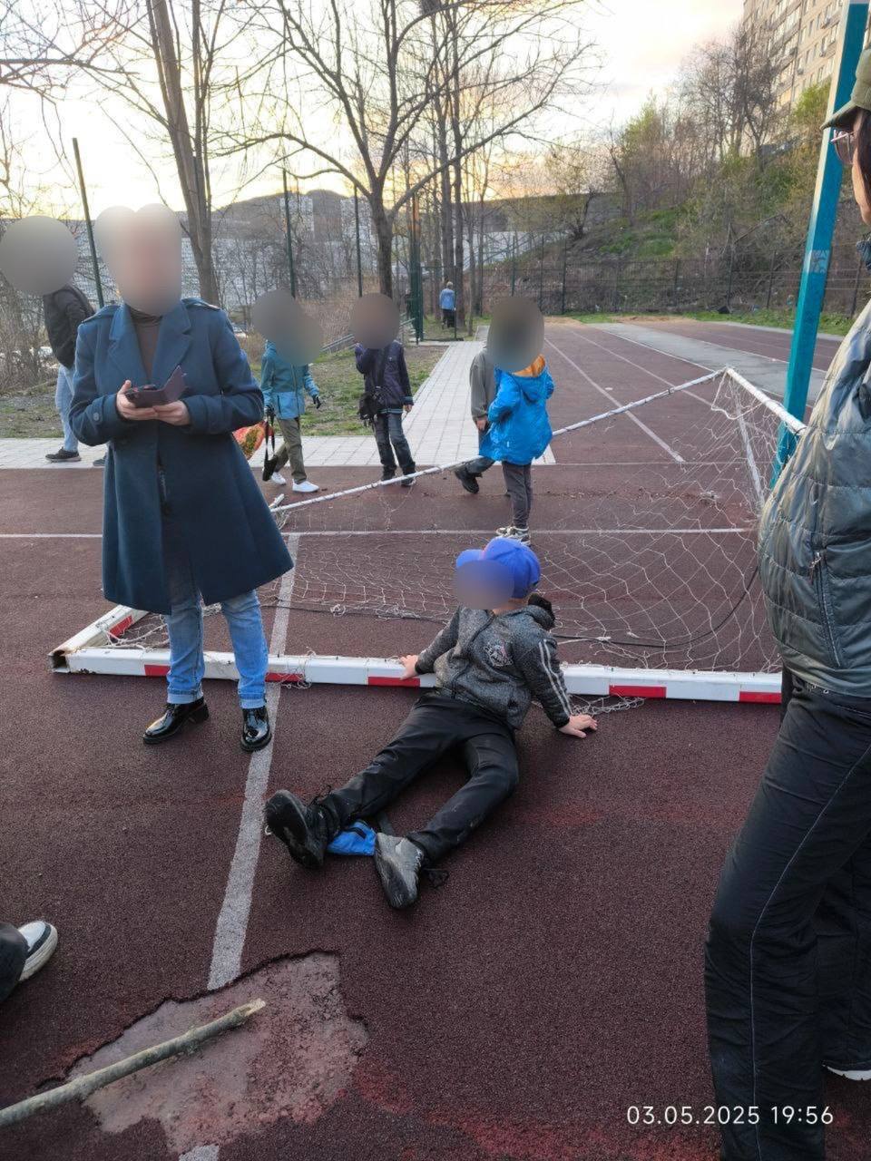На школьном стадионе во Владивостоке на 10-летнего ребенка рухнули футбольные ворота Сообщается, что инцидент произошел вчера вечером на улице Нейбута. Со слов очевидцев, ворота были плохо закреплены и при падении повредили школьнику ступню. Пострадавшего увезла скорая. Фото: Vlad_Ork PrimaMedia Прислать новость