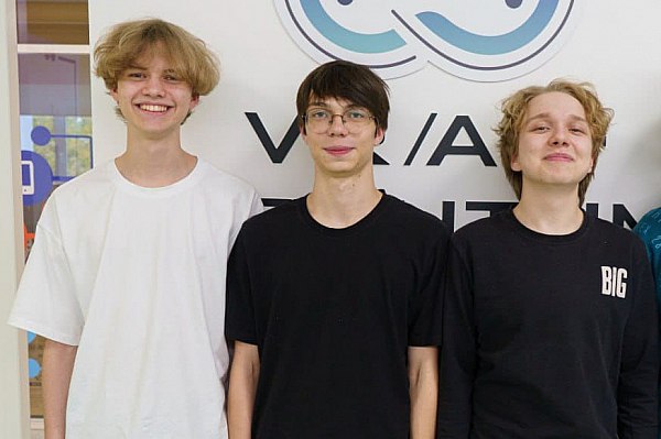 Кировские школьники разработали симулятор сборки БПЛА в виртуальной реальности Кировские школьники Никита Мерзляков Федор Палицын МОУА ЛИнТех 28 Александр Муравьев МБОУ СОШ 70 вышли в финал Всероссийского конкурса Я конструктор будущего представив проект симулятора сборки беспилотников в виртуальной реальности Разработка вошла в десятку лучших из 160 поданных заявок Об этом сообщает AVIA RU Созданный симулятор это VR тренажер с помощью которого любой пользователь по инструкции может не только создать беспилотники различных модификаций но и протестировать их в виртуальных полетах В настоящий момент прямых аналогов симуляторов сборки и управления БПЛА не существует aviaru net n289714