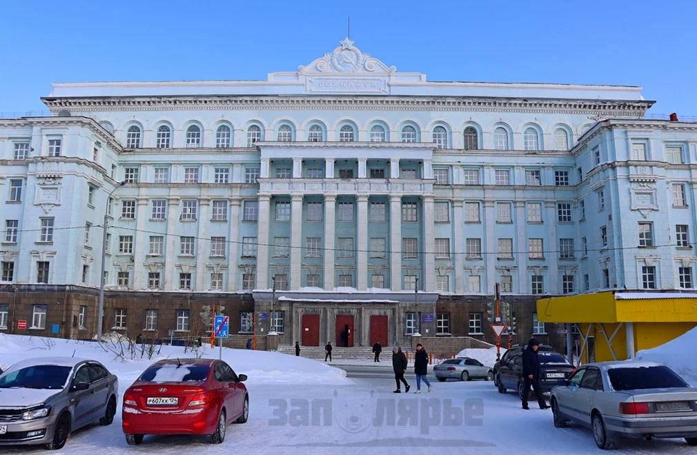 В Норильске создадут арктический научный центр начался ремонт будущих лабораторий По проекту в ЗГУ создадут лаборатории по ключевым направлениям Среди них мерзлотоведение геомеханика физика пород и материалов металлургия цветных металлов материаловедение и технологические машины Ремонт помещений уже стартовал Завершить работы планируют к 2028 году Общий бюджет проекта 660 млн рублей Из них свыше 400 млн рублей выделит фонд целевого капитала Наш Норильск оставшуюся часть обеспечат партнёры университета Университет может стать ключевой площадкой для разработки инновационных отечественных технологий адаптированных к условиям Крайнего Севера Если у вас есть интересные новости пишите нам сюда severokraibot
