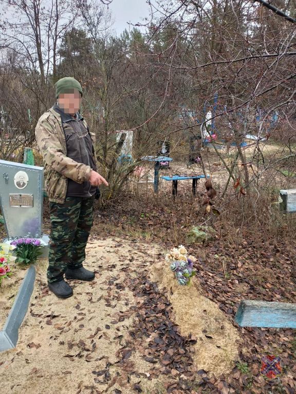 В Урюпинском районе задержан мужчина подозреваемый в краже и порче надмогильных сооружений В полицию обратился 54 летний житель станицы Он сообщил что на кладбище пропали два деревянных креста два памятника и два металлических сооружения Неизвестный также сломал часть надгробий Полицейские быстро установили подозреваемого Им оказался 65 летний местный житель Он признался что разорил могилы несколько месяцев назад Деревянные кресты он выбросил а металлические конструкции отвёз домой на велосипеде Он планировал сдать их в пункт приёма металла Во время обыска похищенные вещи нашли на его участке Всё изъяли Следователь возбудил уголовные дела по двум статьям за повреждение надмогильных сооружений и за кражу с причинением значительного ущерба Сейчас решается вопрос о мере пресечения Мужчине грозит до пяти лет лишения свободы          в MAX