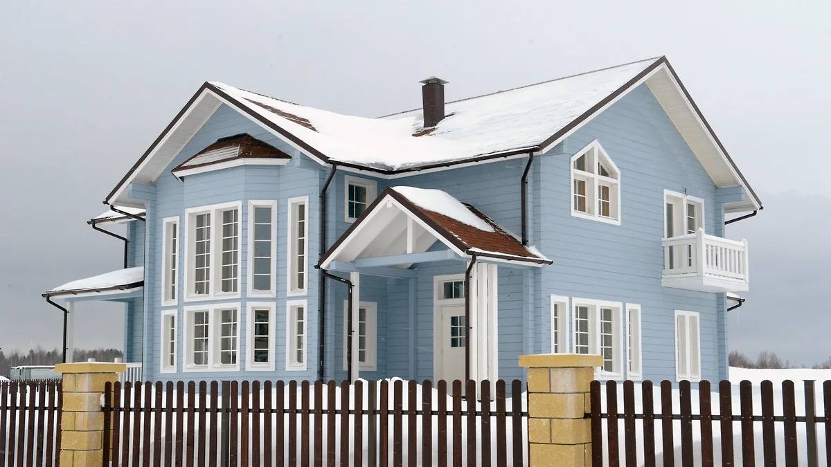 На рынке элитной загородной недвижимости Подмосковья наметился переизбыток предложения За 2025 год количество объектов в первичном сегменте выросло на 63 а во вторичном на 22 Это связано с активным выходом новых поселков и сдержанным спросом из за экономической неопределенности Покупатели занимают выжидательную позицию предпочитая готовые вторичные объекты чтобы избежать затрат на ремонт В результате продажи первичных лотов упали на 25 а на вторичном рынке наблюдается стагнация Это вынуждает собственников коттеджей предлагать дисконты и может привести к снижению девелоперской активности Перспектив быстрого роста спроса в премиальном сегменте эксперты не ожидают Дмитрий Лебедев Коммерсантъ Ъузнал