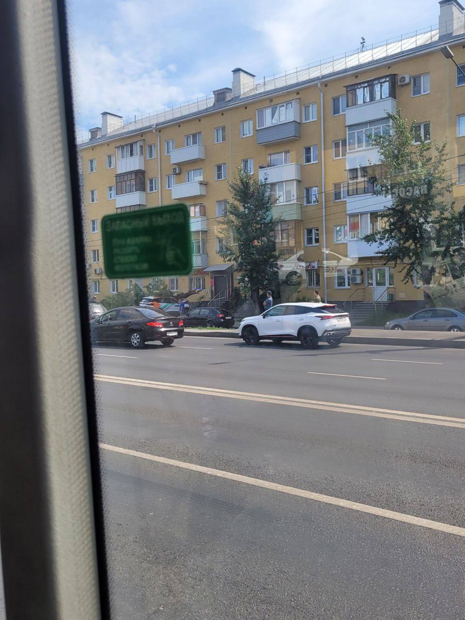 На проспекте Ленина пьяный водитель за рулём каршеринга устроил смертельную аварию.  На скорости он вылетел на встречку, пересёк три полосы, пробил разделительную и дублёр, а затем выехал на тротуар — прямо на пешехода. От удара человек погиб на месте.  После этого машина врезалась в дерево и фасад дома. Водителя задержали.   Подписаться   Прислать новость