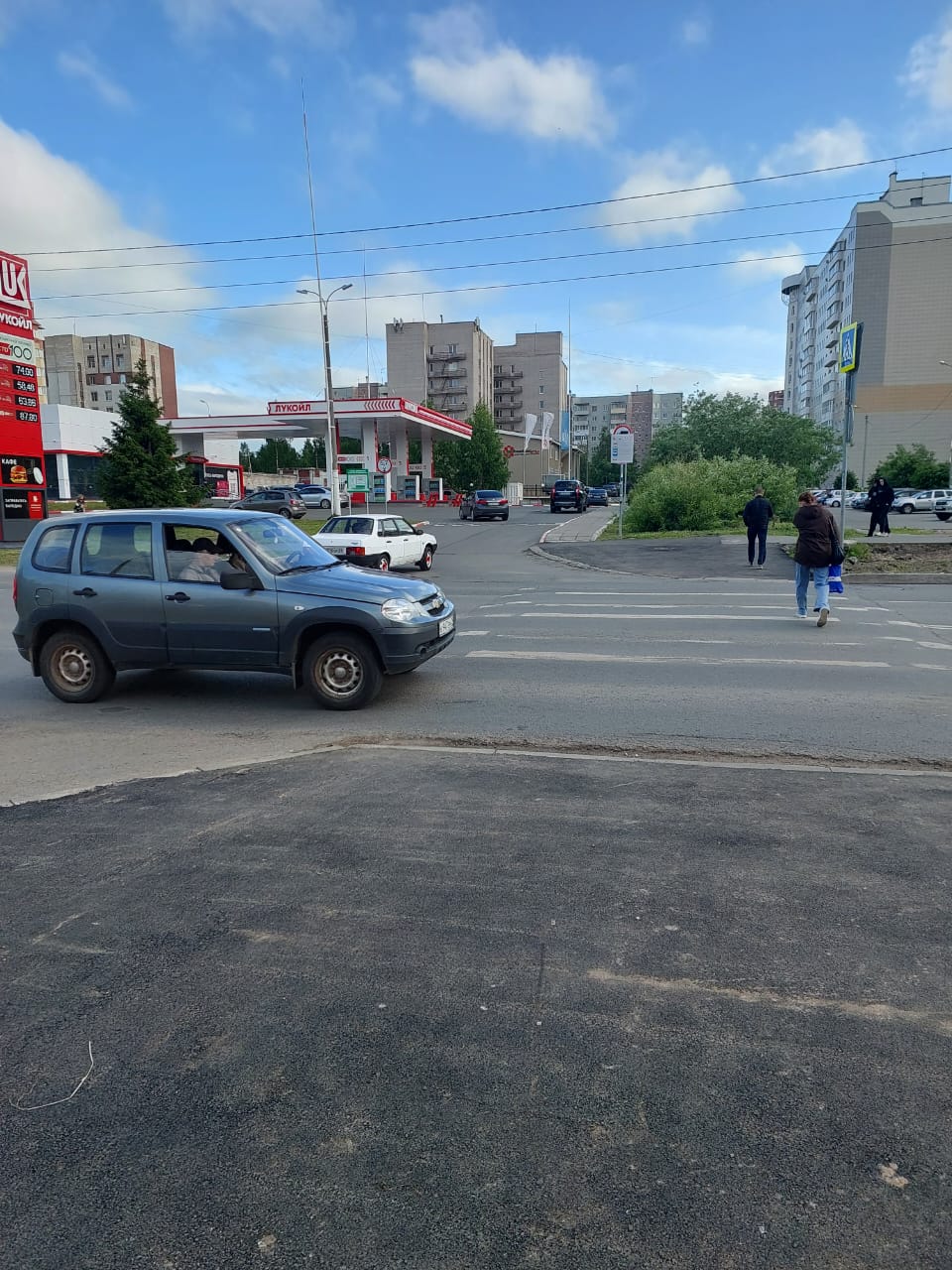 В Архангельске продолжается модернизация пешеходных переходов. В этом году в работе 13 таких объектов.  Администрация города победила в областном конкурсе и получила финансирование. Это вклад в безопасность пешеходов и улучшение качества городской среды.  По каждому пешеходному переходу принимаем индивидуальные решения, предусматриваем разные виды работ: установка светофоров, устройство приподнятых переходов, знаки, освещение, ограждения, перенос на безопасное расстояние. На ряде объектов достраиваем участки тротуаров.  Программа модернизации выполняется по поручению губернатора Александра Цыбульского как часть нового президентского нацпроекта «Инфраструктура для жизни». На финансирование данной работы в столице Поморья предусмотрено 15 млн рублей.  Перечень переходов опубликован здесь.