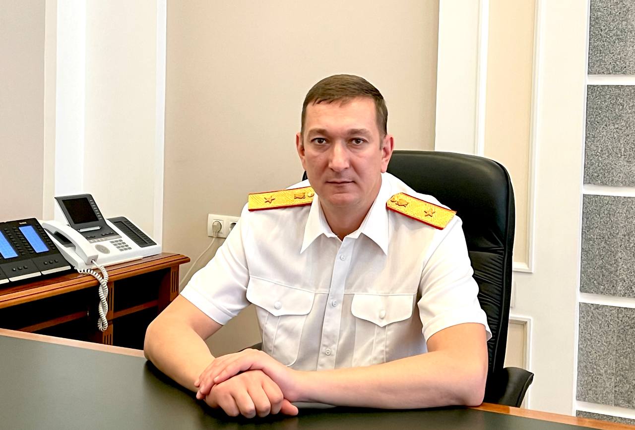 Руководитель следственного управления провел личный прием граждан, пострадавших в результате невыплате заработной платы 10 июля 2025 года руководитель следственного управления СК России по Самарской области генерал-майор юстиции Павел Михайлович Олейник провел коллективный прием граждан автономной проектной организации посредством видеоконференцсвязи, в которой смогли участвовать многие сотрудники организации, которым несколько месяцев не выплачивалась заработная плата. В настоящее время в территориальном следственном отделе расследуется уголовное дело, возбужденное по признакам состава преступления, предусмотренного ч. 2 ст. 145.1 УКРФ полная невыплата заработной платы свыше двух месяцев . По версии следствия, 89 сотрудников автономной проектной организации не получали заработную плату с июня 2024 года по февраль 2025 года, в результате чего образовалась задолженность в размере около 18 миллионов рублей. В феврале 2025 года указанная организация была реорганизована. В рамках предварительного расследования следствием принят комплекс мер в целях возмещения ущерба потерпевшим, в результате чего задолженность по заработной плате удалось погасить в полном объеме. В ходе приема руководитель следственного управления уточнил у заявителей порядок расчетов со всеми сотрудниками по заработной плате и иным обязательным выплатам, предусмотренным трудовым кодексом. Выяснил подробности процесса перевода граждан в преобразованную организацию, а также поинтересовался соблюдением предусмотренных мер по сохранению за ними всех трудовых прав в реорганизованном предприятии. Сотрудники организации сообщили руководителю следственного управления о том, что в настоящее время заработная плата им выплачивается в установленном законом порядке, задолженность перед ними погашена, претензии к руководству организации в настоящее время отсутствуют. Заявители выразили благодарность руководителю следственного управления за внимание к их проблеме и принятые следственным управлением меры по восстановлению их прав в рамках производства по уголовному делу.