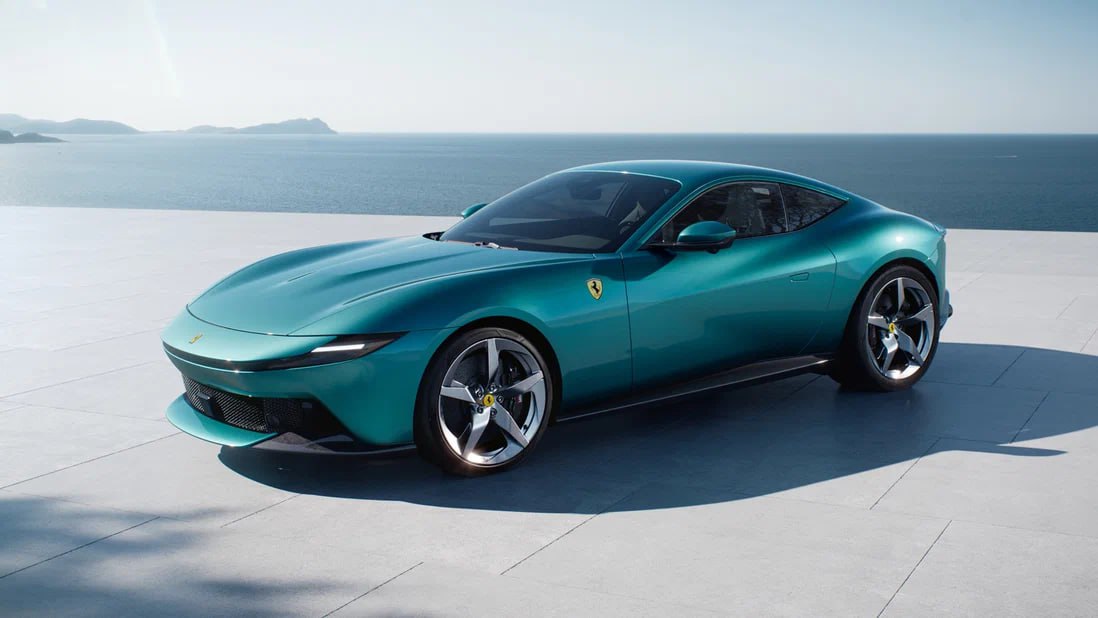 Ferrari представила новый переднемоторный гранд-турер Amalfi  Amalfi займёт в линейке бренда место, ранее принадлежавшее снятому с производства купе Roma. Основным отличием новинки компания называет силовой агрегат: двигатель V8 по-прежнему имеет объём 3,9 литра и, как и ранее, расположен за передней осью. Однако мотор Amalfi имеет иные турбокомпрессоры и массу других доработок. Работает он в паре с восьмиступенчатым «роботом» от Ferrari SF90 Stradale.  При 640 силах и 760 Нм новинка весом 1470 кг набирает 100 км/ч за 3,3 секунды, а 200 км/ч — за 9 секунд. Максимальная скорость составляет 320 км/ч.   Среди доработок шасси Ferrari упоминает систему управления тормозами «по проводам» и перекалиброванный рулевой механизм. Среди доступных опций названы система подъёма кузова над передней осью для проезда препятствий, комфортные кресла с 10-точечным массажем и 14 динамиков Burmester.   Ожидается, что сборку Amalfi начнут в конце нынешнего года, цены пока не называются. Вероятнее всего, в ближайшем будущем модель обзаведётся версией с открытым верхом.