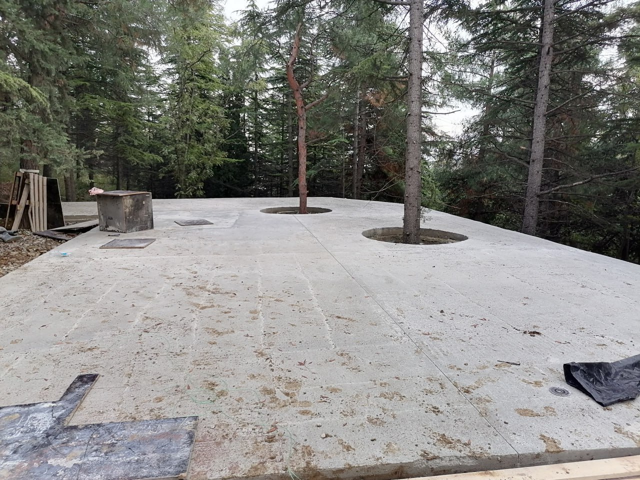 Продолжаются работы поблагоустройству Общественного парка в Гурзуфе Работы ведутся в рамках федерального проекта Формирование комфортной городской среды нацпроекта Инфраструктура для жизни Эту территорию в 2024 году ялтинцы выбрали в ходе Всероссийского онлайн голосования На бывшем пустыре появятся локации для активного и спокойного отдыха Предусмотрена организация пешеходно прогулочных зон прокладка инженерных сетей и установка освещения организация скейт парка спортивных и игровых зон Проект благоустройства разрабатывался с учётом пожеланий местных жителей В настоящее время по всей территории парка проложены электрические инженерные сети подготовлено основание под установку прогулочных и пешеходных зон ведутся работы по обустройству оснований под детские и спортивные площадки В связи с большим перепадом высот дополнительно выполнены работы по монтажу подпорных стен Фото ТГ канал Светланы Масловой