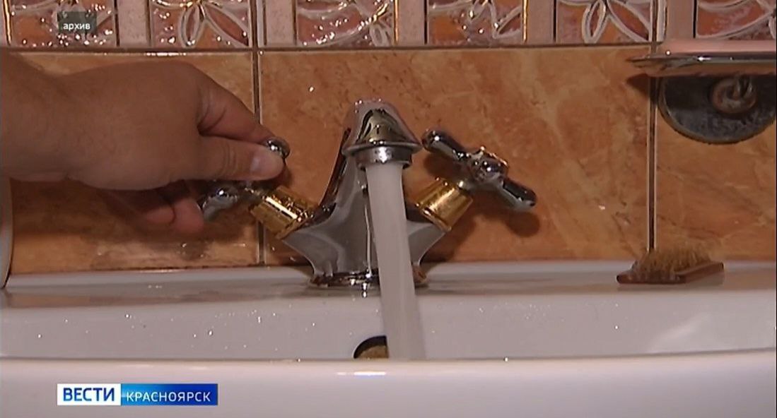В десятки красноярских домов досрочно возвращают горячую воду Это относится к адресам, где уже проведены испытания теплосетей и отсутствуют прорывы. Как рассказали в ресурсоснабжающей компании, подавать воду сегодня начнут в дома по улицам Никитина и Партизана Железняка. Специалисты отметили — на данный момент ответить на вопрос о досрочном возвращении горячей воды по другим адресам - они не могут. Это связано с тем, что об итогах испытаний невозможно знать заранее.