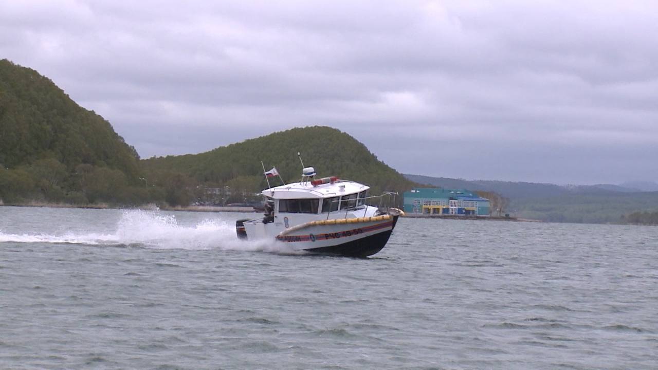 На Сахалине и Курилах завершается навигация маломерных судов Владельцам этого вида транспорта запрещено выходить в море уже с 15 ноября На внутренних водоёмах период продолжается до начала ледостава Но как правило и они покрываются льдом полностью уже к концу ноября Сегодня сотрудники МЧС подводят итоги работы за прошедший сезон Так на водоёмах региона погибли 22 человека двое из которых дети В этом году инспекторы провели более 1000 рейдов и составили свыше 200 административных протоколов за нарушения Среди которых управление лодками без права на это а также различные неисправности маломерных судов Откроется навигационный период в середине апреля следующего года
