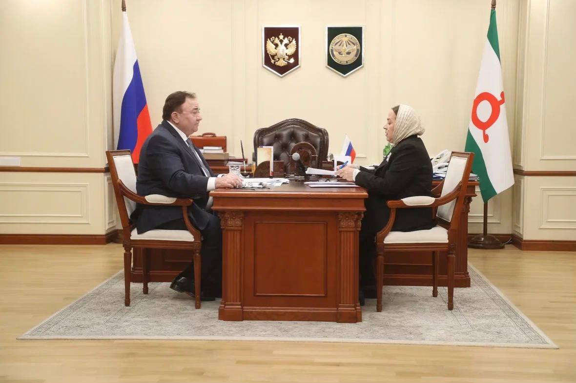 По итогам реализации национальных проектов Продолжительная и активная жизнь и Семья инициированных Президентом России в Ингушетии мы выполнили основные цели года и достигли устойчивых результатов по ряду направлений Об этом мне сообщила министр здравоохранения Зара Албакова подводя итоги 2025 года В республике повысилась доступность и качество медицинской помощи При лечении инфарктов и инсультов снизилась летальность а охват реперфузионной терапией достиг 93 8 В рамках проекта Борьба с онкологическими заболеваниями пятилетняя выживаемость пациентов составила 79 2 почти 40 случаев выявляются на ранних стадиях Одновременно с этим продолжается работа по снижению заболеваемости сахарным диабетом пациенты обеспечиваются современными средствами мониторинга эндокринологические центры оснащены новым оборудованием Модернизация первичного звена здравоохранения идёт планово Медицинские организации получили новую технику и автомобили для выездной службы В стадии строительства находятся участковая больница в АлиЮрте и фельдшерскоакушерский пункт в Чемульге Расширяется система медицинской реабилитации новые подразделения открыты в Магасе и Малгобеке Особое внимание уделяется укреплению здоровья населения Уровень курения снизился до 5 7 доля тех кто системно придерживается здорового образа жизни выросла до 25 7 Реализован скрининг по гепатиту С лечение получают все кто в нём нуждается В сфере охраны материнства и детства сохраняется положительная динамика отмечено снижение младенческой смертности при стабильных показателях рождаемости Развитая система здравоохранения и поддержка семьи основа устойчивого общества Эти направления останутся приоритетными в 2026 году Подписывайтесь на мой канал в МАХ