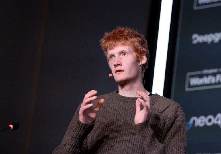 Cursor привлёк 2 3 млрд от Accel Coatue Nvidia Alphabet и других Оценка выросла с майских 9 млрд до 29 3 млрд Деньги вложат в исследования и развитие собственной модели для агентного программирования Composer vc ru invest 2337146