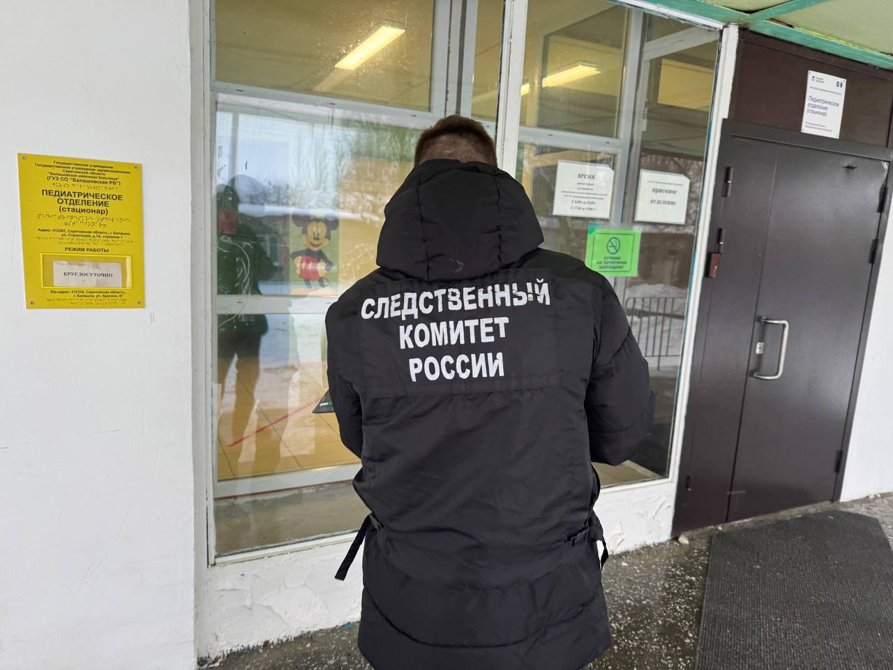 Следователями СК проводится проверка по факту отравления угарным газом несовершеннолетних в Балашове Следственным отделом по городу Балашов регионального управления СКР организована процессуальная проверка по факту отравления угарным газом трех несовершеннолетних и женщины в городе Балашове По предварительным данным 31 января 2026 года из квартиры дома расположенного на улице 50 лет ВЛКСМ города Балашова в медицинское учреждение были госпитализированы 35 летняя женщина и троих ее несовершеннолетних детей две девочки двух лет и девочка 10 лет в состоянии средней степени тяжести В настоящее время им оказывается медицинская помощь Следователем СК проводится осмотр места происшествия а также выполняется комплекс мероприятий направленных на установление всех обстоятельств произошедшего   подписаться на канал подать обращение