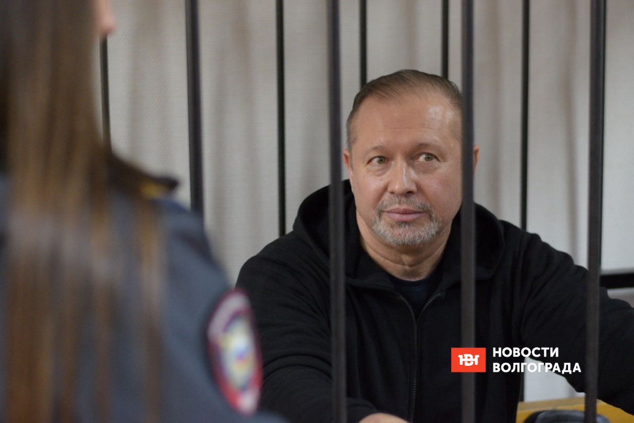 В Волгограде осудили участников схемы по страховым махинациям на 80 миллионов рублей Центральный районный суд Волгограда вынес приговор по делу о мошенничестве в сфере страхования С 2015 по 2016 год Евгений Щур Алексей Зверев и Фёдор Литвиненко создали преступное сообщество под прикрытием фирм Верный выбор и Приоритет Они инсценировали ДТП по европротоколу подделывали документы и получали страховые выплаты В группу входили также Максим Калашников аварийный комиссар и Наталья Володина готовившая поддельные экспертные заключения У страховых компаний похищено свыше 80 миллионов рублей Суд признал всех участников виновными Алексей Зверев получил 14 лет колонии строгого режима и штраф 2 миллиона рублей Евгений Щур и Фёдор Литвиненко по 13 лет и штраф по 1 8 миллиона Максим Калашников приговорён к 6 годам Наталья Володина к 5 5 годам в колонии общего режима Приговор пока не вступил в законную силу и может быть обжалован Наш канал в MAX          Подписаться