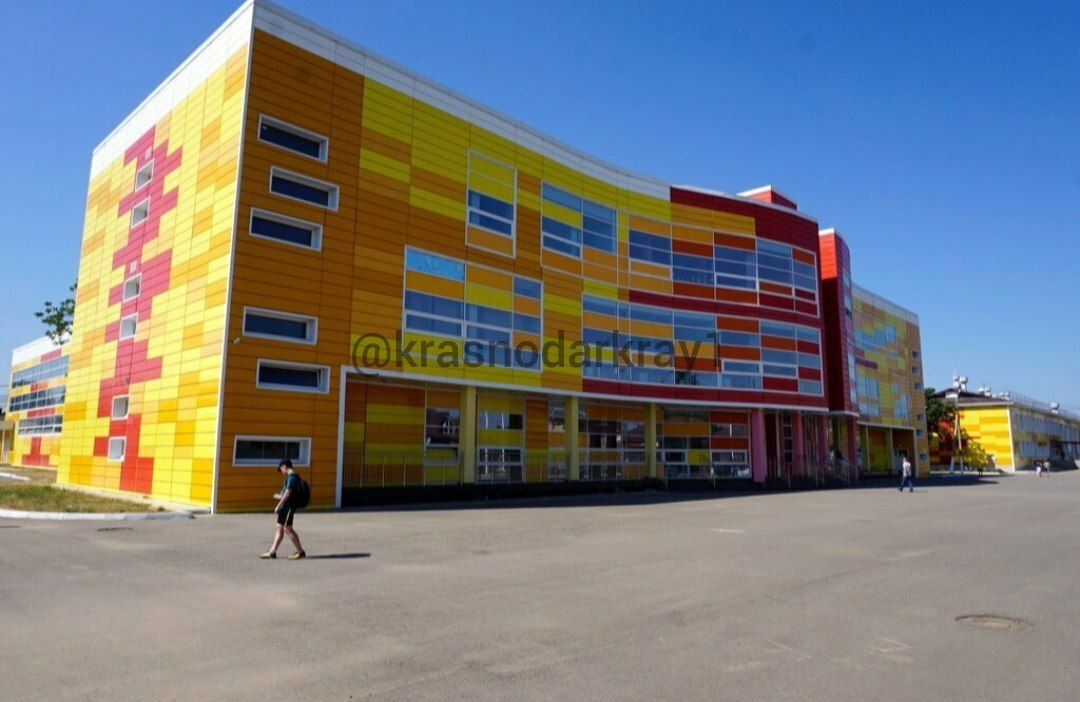 Об эвакуации учеников в школе 66 Сегодня поступило несколько сообщений о минировании школы 66 Оперативные службы провели проверку угроза минирования не подтвердилась Во время проверки учащиеся вместе с учителями были эвакуированы на безопасное расстояние После завершения проверки ученики второй смены приступили к занятиям Перейти в наш канал МАХ Подпишись поделись krasnodarkray1 Прислать видео новость