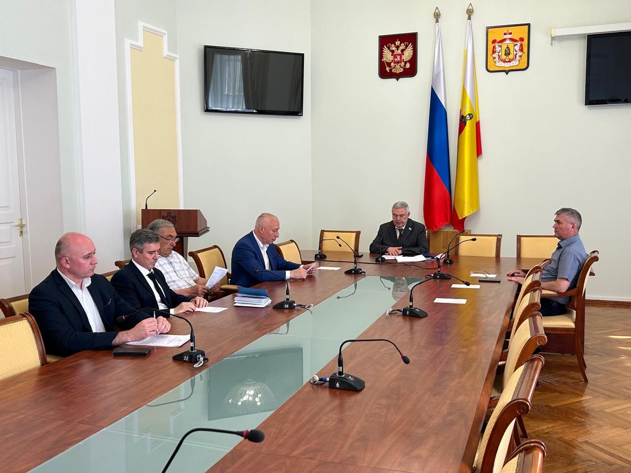 Председатель Избирательной комиссии Рязанской области Андрей Сидоренко принял участие в заседании Комитета Рязанской областной Думы по вопросам государственного устройства и местного самоуправления. На заседании в частности обсуждался проект постановления комитета «О назначении выборов депутатов Рязанской областной Думы». По итогам обсуждения принято решение внести данный проект постановления на рассмотрение депутатов Рязанской областной Думы. «В соответствии с Федеральным законом «Об основных гарантиях избирательных прав и права на участие в референдуме граждан Российской Федерации» решение о назначении выборов депутатов Рязанской областной Думы должно быть принято не ранее чем за 100 дней и не позднее чем за 90 дней до дня голосования, который в этом году назначен на 14 сентября. Поэтому мы рассчитываем на принятие депутатами постановления о выборах на ближайшем заседании Рязанской областной Думы», – отметил Андрей Сидоренко.