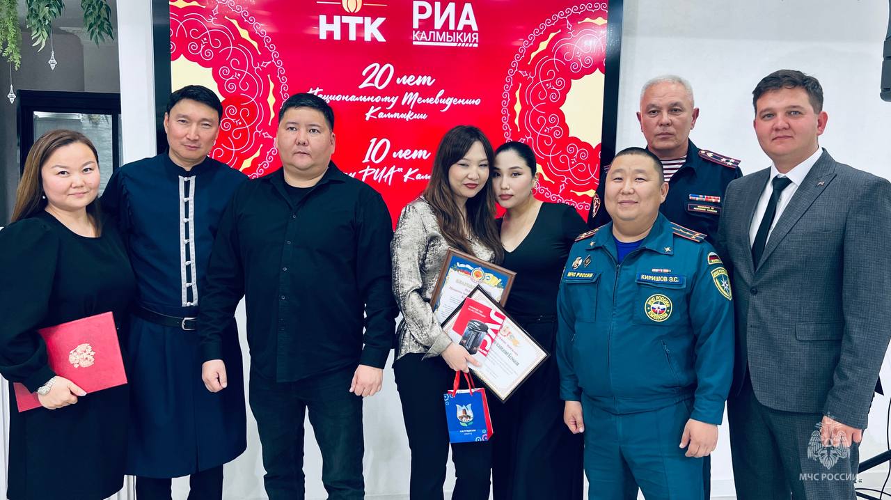 Сотрудники регионального МЧС поздравили коллектив Национального телевидения Калмыкии с юбилеем За 20 лет в эфир НТК вышли десятки информационных и развлекательных программ различные репортажи с крупнейших региональных и всероссийских фестивалей форумов национальных проектов Телеканал никогда не боялся изменений всегда был открыт к любым экспериментам и самым смелым идеям Он рос и менялся вместе со своими зрителями при этом на протяжении многих лет сохранял свою ДНК и уникальное позиционирование Главное управление МЧС России по Республике Калмыкия сердечно поздравляет коллектив НТК с этой знаменательной датой Благодарим вас за плодотворное сотрудничество в области профилактики пожарной безопасности и конечно же популяризации профессии пожарного и спасателя Желаем вам бесконечного потока интересных тем умения удивлять аудиторию уверенности в завтрашнем дне и радостных открытий как на экране так и в жизни mchs 08kalmykiya Подписывайся на МЧС России в MAX ВК