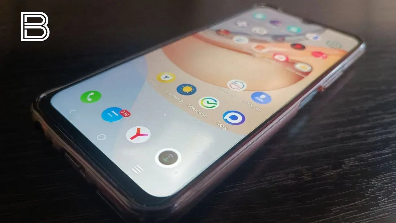 Жительница Оленегорска лишилась смартфона после застолья с знакомым Правоохранители задержали 45 летнего подозреваемого Как выяснили оперативники мужчина взял телефон со стола в квартире потерпевшей на улице Горняков и не реагируя на просьбы вернуть вещь покинул жилье Уже вскоре подозреваемый ранее судимый за кражу был задержан Похищенное имущество изъяли и вернули северянке В отношении мужчины возбуждено уголовное дело по статье о грабеже Все самые важные новости Telegram MAX