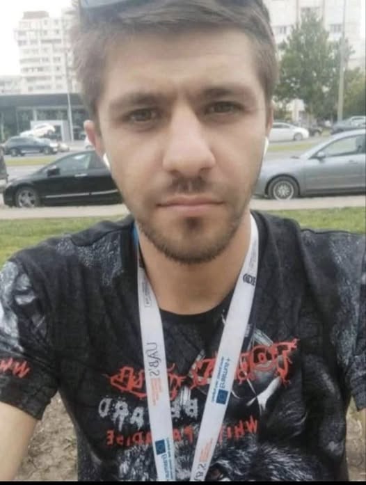 Полиция Бельц разыскивает мужчину запечатлённого на фото который подозревается в совершении преступления 20 июля текущего года он воспользовавшись тем что за ним никто не наблюдает угнал автомобиль марки Ford припаркованный на улице Штефан чел Маре 125 в муниципии Бельцы После этого мужчина скрылся в неизвестном направлении Всех кто узнает человека на фото просят немедленно сообщить в полицию по телефонам 078049444 или 078474861