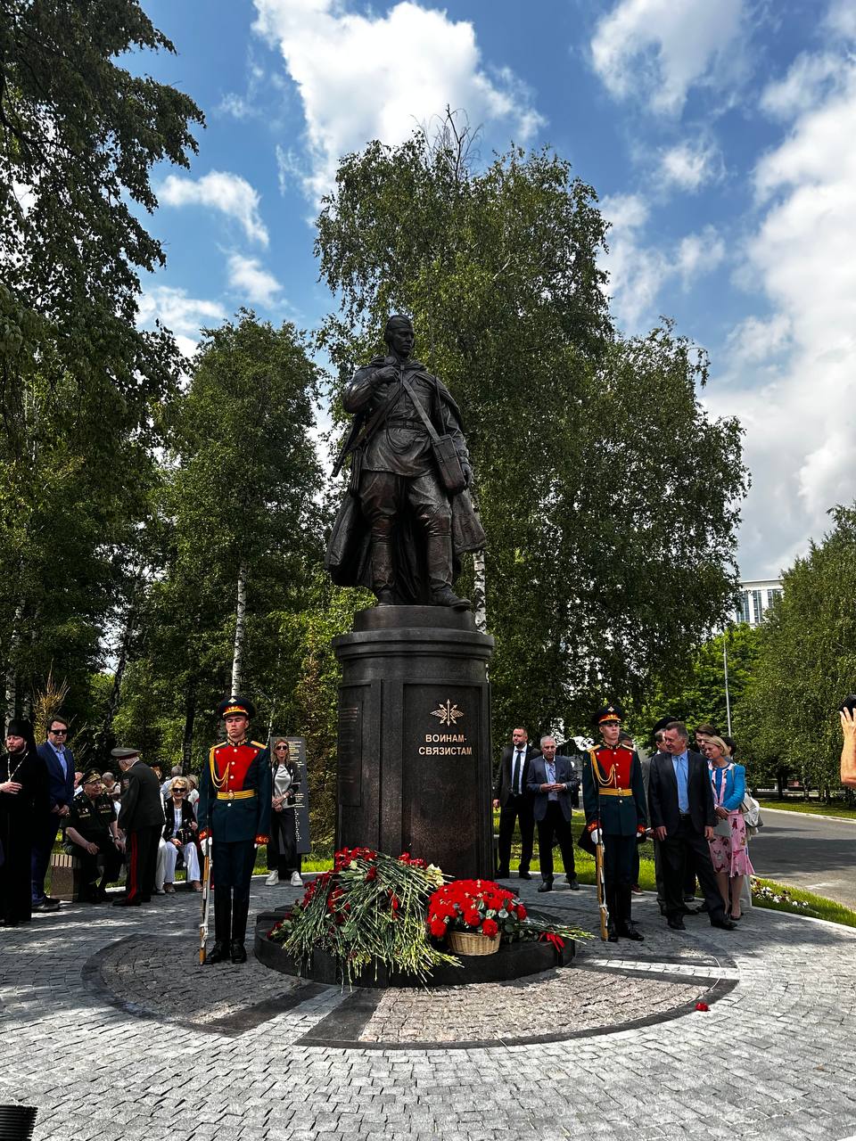 Глава Минцифры России Максут Шадаев открыл памятник воинам-связистам в Москве Генеральный директор билайна Сергей Анохин: «Мы искренне рады, что память о подвиге связистов теперь навсегда увековечена в самом сердце столицы – в Парке Победы на Поклонной горе. Этот памятник – вечное напоминание об их неоценимом вкладе в исход сражений и спасение огромного количества жизней. Именно этим героям посвящен наш актуальный спецпроект «Держим связь». На его сайте представлены истории тех, кто, несмотря на трудности и опасность, обеспечивал связь в условиях войны. Мы призываем всех присоединиться к этой важной инициативе и поделиться историей семьи – своей или знакомых, о подвигах связистов как в годы Великой Отечественной войны, так и в современных условиях».