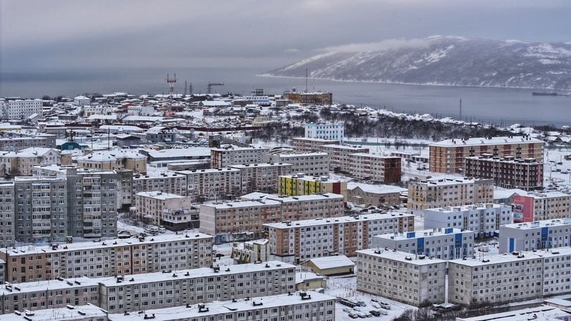 Региональный коэффициент труда в Магаданской области в следующем году составит 3,4  Региональный коэффициент труда в Магаданской области на 2025 год составит 3,4. Его утвердили в заксобрании Колымы. Коэффициент увеличили с учетом роста прожиточного минимума в Магаданской области с 26,8 тыс. до 30,8 тыс. рублей с 1 января 2025 года.  «В следующем году размер регионального коэффициента составит 3,4. Патент на работу иностранцам при этом обойдется в 10200 рублей, что соответствует заработной плате 78462 рублей», – рассказали в пресс-службе Магаданской областной Думы.  По словам главы минэка Магаданской области Ирины Пеньевской, установление регионального коэффициента является мерой экономического регулирования численности трудовых мигрантов необходимой квалификации для защиты регионального рынка труда и обеспечения приоритетного трудоустройства граждан Российской Федерации.  «Главным стимулом для квалифицированных кадров, безусловно, является размер предлагаемой заработной платы. При коэффициенте 3,4, который мы приняли, если работодатель будет выплачивать специалисту порядка 80 тыс. рублей в месяц, то он не будет уплачивать подоходный налог – только стоимость патента. Меньшая зарплата и не привлечет в наш суровый северный край иностранных граждан», – пояснил председатель Магаданской областной Думы Сергей Абрамов.