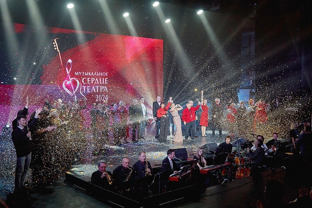 В ноябре в Петербурге при поддержке Президентского фонда культурных инициатив пройдет Национальный фестиваль Музыкальное сердце театра Это значит что поклонники снова увидят лучшие музыкально драматические спектакли рок оперы мюзиклы оперетты и другие формы ну конечно за исключением традиционной классической оперы Фестиваль ежегодно проходит в разных городах страны первый в 2006 м в Москве С того момента как Музыкальное сердце театра начал поддерживать ПФКИ в регионах В Сибири на Урале в средней полосе России Показали за это время уже больше сотни спектаклей отметили 150 человек как лауреатов премии В афише петербургской программы фестиваля постановки номинанты театров Петербурга Екатеринбурга Новосибирска Барнаула Омска 15 ноября откроет программу спектакль петербургского театра музыкальной комедии Капитанская дочка 12 номинаций И дальше огромное количество спектаклей Есть среди них например Буратино на музыку Алексея Рыбникова с певицей Жасмин во главе вместе с профессиональными актерами в постановке участвуют дети с ограниченными возможностями Запустят лабораторию по презентации новых произведений для музыкальных театров Уже отобраны 7 и столько же режиссеров которые под кураторством опытных наставников готовят эскизы Их представят экспертам руководителям музыкальных театров страны и продюсерам