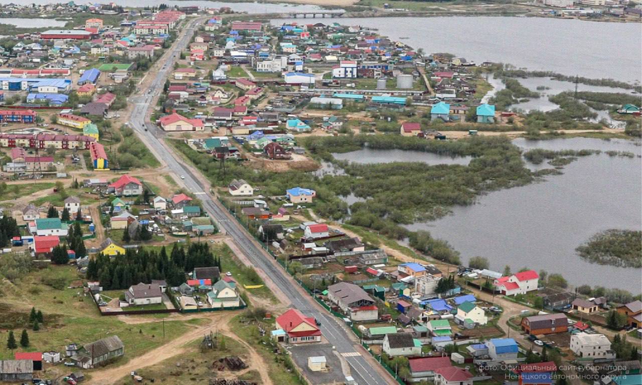 В приоритете – защита людей от наводнений: Росводресурсы проектируют берегоукрепительные сооружения на р. Печора в НАО   Специалисты управления проектирования ФГБВУ «Центррегионводхоз» Росводресурсов приступили к разработке проектно-сметной документации для проведения берегоукрепительных работ на реке Печора в районе улицы Бондарной в городе Нарьян-Мар Ненецкого автономного округа.   Берегоукрепление Печоры в Нарьян-Маре и в целом в НАО – актуальный для региона вопрос, неоднократно поднимавшийся на различных уровнях. Это позволит защитить прилегающие территории от затоплений и подтоплений во время паводков, а также улучшить транспортную доступность и экологическое состояние реки.  Подробнее здесь.