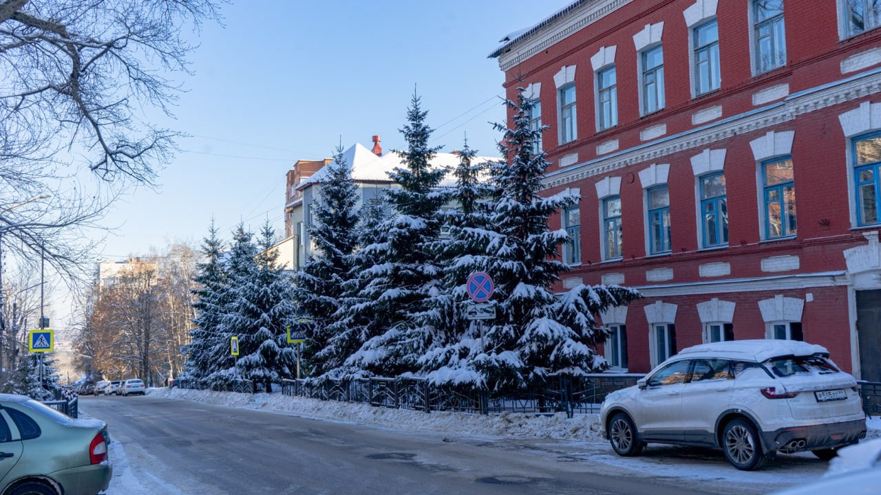 В Курске пройдет капитальный ремонт трех школ  В комитете образования сообщили о предстоящих ремонтных работах на 2025 год. В рамках нацпроекта «Молодежь и дети», и подпроекта «Все лучшее детям», которые стартуют со следующего года, в нашем городе будет отремонтировано три образовательных организации.  Отреставрированы будут школа №37 и № 33, а также гимназия № 25. На время проведения ремонта учащиеся будут переведены на базу других учебных заведений. Об этом сообщили в администрации города.   Курская Telega / Прислать новость