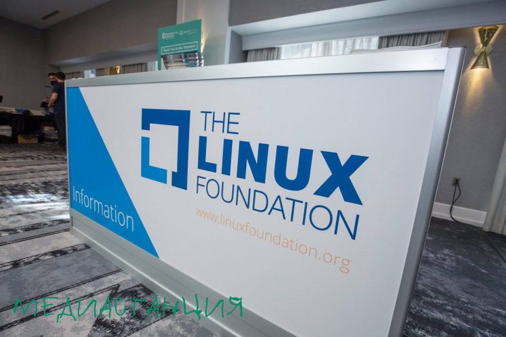 Linux Foundation прекращает сотрудничество с программистами из РФ, опасаясь гнева Управления по контролю за иностранными активами США  OFAC . Прямые санкции Штатов распространяются на частных лиц, а также на компании из «черного» списка Specially Designated Nationals and Blocked Persons. Однако в корпорации решили, что с россиянами лучше не иметь дел вовсе.   Ну, что ж, стоит сказать спасибо Linux Foundation за такой весомый вклад в развитие российской IT-индустрии. И китайской тоже — многие кодеры наверняка попытают счастья и там. Мы бы предложили «цивилизованным странам» прекратить сотрудничество со всем программистами российского происхождения. И китайского. И индийского заодно. Хочется посмотреть, как они потянут IT-отрасль без импортных мозгов.