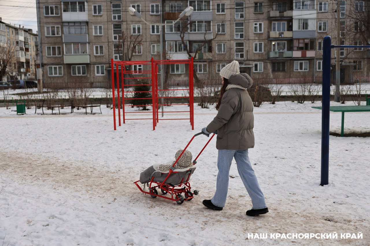 В Красноярском крае с января 2025 года выросли размеры социальных выплат  Так, проиндексированы ежемесячные денежные выплаты и пособия семьям с детьми, ветеранам труда, труженикам тыла, пенсионерам без льготного статуса и другим категориям.  Например, размер краевого материнского капитала увеличился почти на 9 тысяч рублей и составил 184 916 рублей, а номинал земельного сертификата вырос со 194 250 рублей до 203 963 рублей.  С января в 5 раз больше стала ежегодная выплата на детей-школьников из многодетных семей и учеников, у которых оба родителя – инвалиды. Вместо 2 тысяч рублей теперь она составляет 10 000 рублей + районный коэффициент.