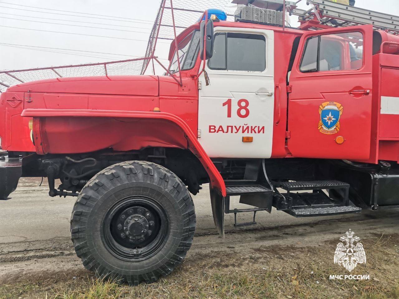 За минувшие сутки на территории области зарегистрировано 6 пожаров, 3 из которых произошли в жилье. Погибших и пострадавших нет.    В селе Филиппово Валуйского муниципального округа произошел пожар в жилом доме. Огнём повреждено деревянное перекрытие на площади 1 метра квадратного. Предварительно, причиной возгорания стало нарушение правил технической эксплуатации печей. Для ликвидации привлекался дежурный караул пожарно-спасательной части № 18.    В проспекте Горняков города Губкин произошло возгорание в пятикомнатой квартире на втором этаже пятиэтажного жилого дома. В комнате огонь повредил вещи на площади 1 метра квадратного. В настоящее время устанавливается причина пожара. К ликвидации привлекались дежурные караулы трех пожарно-спасательных частей.    В селе Масловка Прохоровского района в жилом доме огнем повреждена внутренняя отделка комнаты на площади 5 метров квадратных. Предполагаемая причина возгорания - аварийный режим работы электросети. Для ликвидации привлекался дежурный караул пожарно-спасательной части № 30.    Подразделения МЧС России привлекались к ликвидации последствий дорожно-транспортного происшествия в городе Белгород.    Пожарные и спасатели региона призывают соблюдать правила безопасности. Берегите себя и своих близких! В случае возникновения пожара срочно сообщай о происшествии по телефону 1   1   или 1  1  2  .