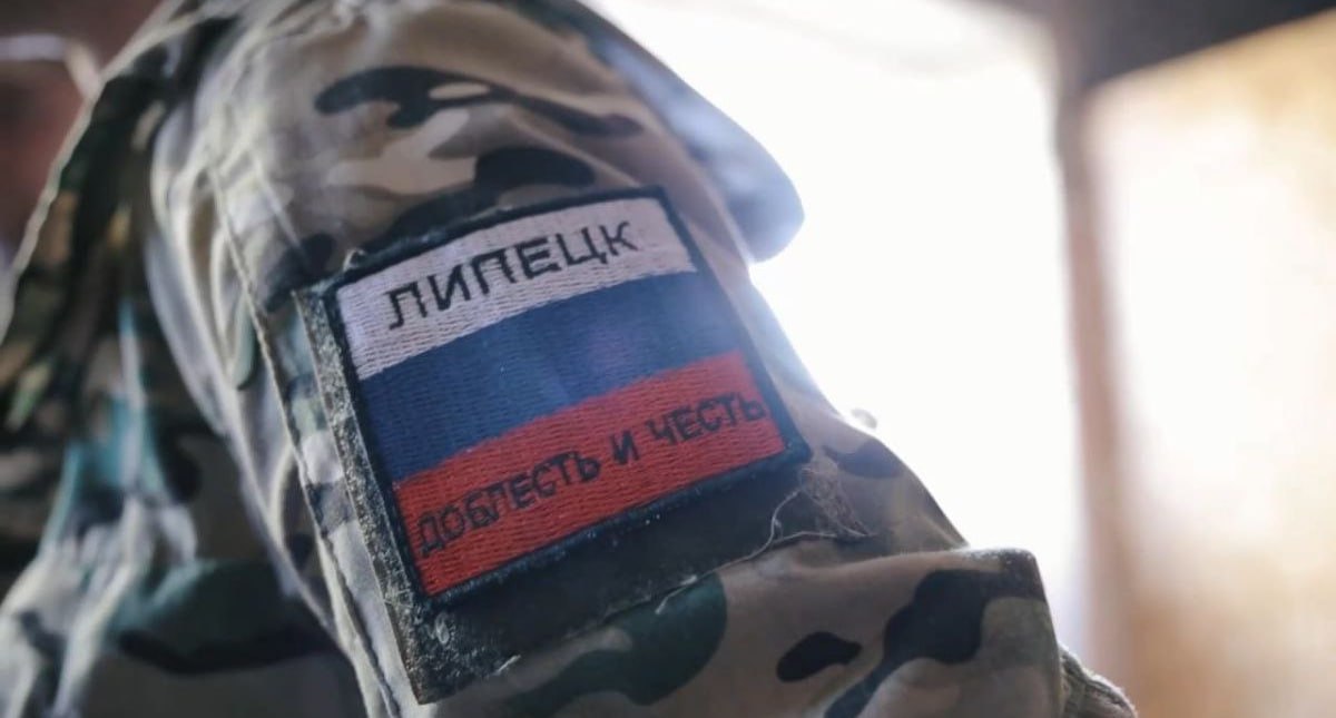 Политолог Склянчук Липецкая область задает новый тренд в патриотическом воспитании В Липецкой области стартовал набор на продвинутые курсы военной подготовки в Задонском районе Политолог Павел Склянчук высоко оценил данную инициативу По мнению эксперта Липецкая область демонстрирует действенный подход к патриотическому воспитанию выводя его на качественно новый уровень Власти региона во главе с губернатором Игорем Артамоновым сделали ключевой акцент на том чтобы патриотизм стал не просто словом а частью идентичности которая находит свое практическое воплощение в конкретных действиях освоении жизненно важных навыков готовности к чрезвычайным ситуациям и истинной сплоченности людей подчеркнул Склянчук Политолог обратил внимание на комплексный и универсальный характер программы которая доступна для самой широкой аудитории от молодежи до взрослых включая чиновников По мнению Склянчука тот факт что сотрудники министерств наравне со всеми проходят экстремальный тимбилдинг красноречиво говорит о личной ответственности региональной власти перед обществом и служит мощным объединяющим элементом Эксперт отметил что подобные инициативы подкрепленные поддержкой региона и работой дипломированных инструкторов способствуют укреплению культуры и духа гражданского единства и персональной ответственности Липчане на деле подтверждают старую латинскую максиму Хочешь мира готовься к войне И как можно видеть жители Липецкой области люди не из робкого десятка заключил Склянчук