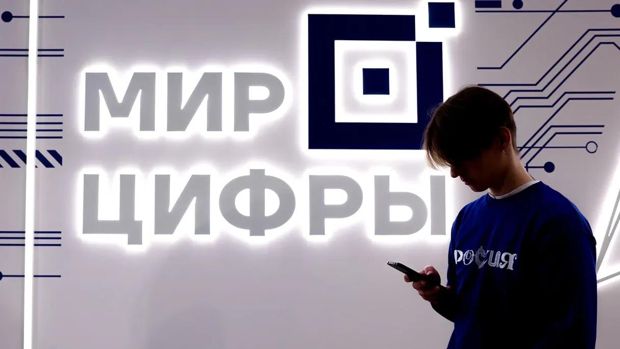 Тариф «Бизнес»: Минцифры вводит плату для компаний за использование госсервисов Минцифры опубликовало проект постановления, вводящий плату в размере 4,94 рубля за каждое обращение бизнеса к инфраструктуре электронного правительства ЭП . Компании могут обязать платить за любые обращения к сервисам правительства, указывают юристы. Использование инфраструктуры ЭП для исполнения требований государства должно быть бесплатным, уверены представители бизнеса. По мнению аналитиков, эта плата станет для компаний бременем, а расходы крупных организаций вроде банков или операторов связи могут составить сотни миллионов рублей. Сейчас коммерческие организации очень часто обращаются к электронной инфраструктуре государства — для взаимодействия с налоговой службой, платформой госзакупок, оформления разного рода лицензий, разрешений, сертификатов и др. Подробности на сайте Forbes : Фото Валерия Шарифулина / ТАСС